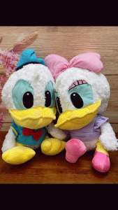 Vịt donald bà daisy ngồi nhồi bông lông xoắn hoa hồng trắng 32cm 2hand
