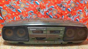 Đài boombox cũ trưng bày Radio/Cassette/Aux PANASONIC DT77/máy dùng điện 220v
