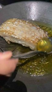 5 หมูกรอบน้ำหนัก กระบวนการราคาส่ง โลละ500 บาท ราคาส่งที่ระดับ 500 บาท