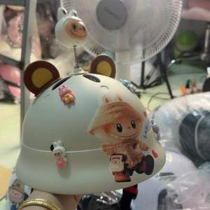 Nón bảo hiểm trẻ em bo vành in hình labubu kèm phụ kiện charm tai+lò so labubu (4-10tuổi)