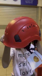 Safety Helm Climbing Merk Climbx Warna Merah Original\\n\\n Apa Itu Helm Safety Climbing Merk Climbx Warna Merah Original?\\n\\nHelm safety warna merah dari merk Climbx adalah helm khusus yang dirancang untuk pendaki gunung dan petualang lainnya. Dengan desain ergonomis helm climbing Climbx original, helm ini memberikan perlindungan maksimal saat pendakian. Selain itu, helm safety climbing merah Climbx memiliki kualitas tinggi dan terbuat dari bahan yang tahan lama.\\n\\n Desain Ergonomis Helm Climbx\\n\\nHelm safety warna merah Climbx memiliki desain ergonomis yang memastikan kenyamanan saat digunakan. Desain ini dirancang untuk meminimalisir tekanan pada kepala dan telinga, sehingga pendaki dapat fokus pada petualangan mereka tanpa gangguan.\\n\\n Kualitas Tinggi Helm Climbx\\n\\nHelm safety climbing merah Climbx terbuat dari bahan berkualitas tinggi yang tahan lama dan kuat. Bahan ini dirancang untuk melindungi kepala dari benturan keras dan goresan saat pendakian.\\n\\n Keunggulan Helm Safety Climbing Merk Climbx Warna Merah Original\\n\\nHelm safety warna merah Climbx memiliki beberapa keunggulan yang membuatnya menjadi pilihan yang tepat untuk pendaki gunung dan petualang lainnya.\\n\\n Perlindungan untuk Pendakian\\n\\nHelm safety warna merah Climbx memberikan perlindungan maksimal untuk pendakian. Dengan desain ergonomis dan bahan berkualitas tinggi, helm ini dapat melindungi kepala dari benturan keras dan goresan saat pendakian.\\n\\n Fungsi Helm Safety\\n\\nSelain melindungi kepala, helm safety warna merah Climbx juga memiliki fungsi lain seperti ventilasi udara yang baik dan kenyamanan saat digunakan. Helm ini juga memiliki fitur penyesuaian ukuran yang memungkinkan pengguna untuk menyesuaikan helm dengan ukuran kepala mereka.\\n\\n Cara Menggunakan Helm Safety Climbing Merk Climbx Warna Merah Original\\n\\nBerikut adalah langkah-langkah untuk menggunakan helm safety warna merah Climbx dengan benar:\\n\\n Menyesuaikan Ukuran Helm\\n\\nSebelum mengenakan helm, pastikan untuk menyesuaikan ukuran helm dengan ukuran kepala Anda. Gunakan pengaturan penyesuaian yang disediakan pada helm untuk menyesuaikan ukuran helm dengan benar.\\n\\n Mengenakan Helm dengan Benar\\n\\nSetelah menyesuaikan ukuran helm, kenakan helm dengan benar. Pastikan helm pas dan tidak longgar atau terlalu ketat.\\n\\n Perawatan dan Perbaikan Helm Safety Climbing Merk Climbx Warna Merah Original\\n\\nUntuk menjaga kualitas helm safety warna merah Climbx, berikut adalah beberapa langkah perawatan dan perbaikan yang dapat Anda lakukan:\\n\\n Membersihkan Helm\\n\\nSetelah digunakan, bersihkan helm dengan menggunakan air bersih dan sabun lembut. Hindari penggunaan bahan kimia yang keras karena dapat merusak bahan helm.\\n\\n Menyimpan Helm dengan Aman\\n\\nSetelah membersihkan helm, simpan helm di tempat yang aman dan jauh dari sinar matahari langsung. Pastikan helm tidak terkena goresan atau benturan saat disimpan.\\n\\n Kesimpulan\\n\\nHelm safety warna merah Climbx adalah pilihan yang tepat untuk pendaki gunung dan petualang lainnya. Dengan desain ergonomis, kualitas tinggi, dan keunggulan lainnya, helm ini dapat melindungi kepala Anda saat pendakian. Pastikan untuk menggunakan helm dengan benar dan merawatnya dengan baik untuk menjaga kualitas helm.\n}