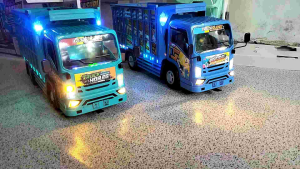 BASURI TRUCK OLENG MAINAN ANAK MINIATUR DARI PLASTIK PABRIKAN / BASURI TRUCK OLENG MINIATUR DARI BAHAN PLASTIK BISA BUNYI TELOLET DAN ADA LAMPU NYA.