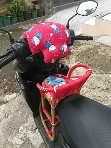 Tempat dudukan Boncengan anak buat motor matic bahan rotan satu set bantal stang  dan sabuk pengaman