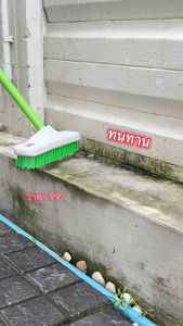 กระจาย แปรงขัดพื้นขนไนล่อนตรามงกุฎ (เรียมสร้าง) ด้ามยาว 120 เซนติเมตร