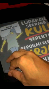 Kaos kata kata lupakan spek kuli sepertiku pergilah bersama sarjana pilihanmu  - Griya Kaos Sablon