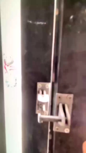 (kèm ốc vít) CHỐT CỬA TỰ ĐỘNG TỰ ĐÓNG MẠ TRẮNG