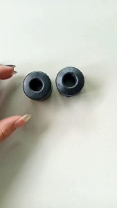 KARET STOPER PINTU BAK BELAKANG SUZUKI  NEW CARRY ORI (HARGA 1 PCS)