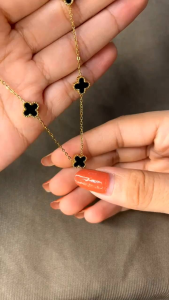 1 Set Perhiasan Wanita Motif Clover Set Perhiasan Kalung Dan Gelang Clover Titanium Anti Karat Luntur