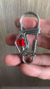 Móc khoá inox 304 mắt rồng bi đá đỏ giữa