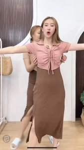 ชุดเดรสแขนสั้นคอปกตัวยาวทูโทน ผ่าสูง มีเชือกรูดกลางอก ผ้าท็อปทวิล สาวอวบใส่ได้ คิดค่า 1,200 บาท