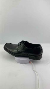 Sepatu Formal Tali Bahan Kulit: Panduan Lengkap\\n\\n Apa Itu Sepatu Formal Tali Bahan Kulit?\\n\\nSepatu formal tali bahan kulit adalah sepatu yang dibuat dari bahan kulit asli, biasanya digunakan untuk acara-acara formal seperti pesta, reuni, atau acara bisnis. Sepatu ini memiliki tali yang dapat diikat di sekitar kaki, memberikan penampilan yang lebih rapi dan elegan dibandingkan dengan sepatu pantofel kulit. Sepatu formal tali bahan kulit sering disebut juga sebagai sepatu formal kulit pria atau sepatu casual kantor resmi.\\n\\n Perbedaan dengan Sepatu Pantofel Kulit\\n\\nSepatu pantofel kulit tidak memiliki tali, biasanya digunakan untuk acara-acara santai seperti acara keluarga atau rekreasi. Sedangkan sepatu formal tali bahan kulit lebih cocok digunakan untuk acara-acara formal seperti pesta, reuni, atau acara bisnis.\\n\\n Manfaat Menggunakan Sepatu Formal Tali Bahan Kulit\\n\\nMenggunakan sepatu formal tali bahan kulit memiliki beberapa manfaat, di antaranya:\\n\\n* Memberikan penampilan yang lebih rapi dan elegan\\n* Lebih nyaman digunakan dalam jangka waktu yang lama\\n* Dapat meningkatkan rasa percaya diri\\n* Memiliki daya tahan yang lebih baik dibandingkan dengan sepatu dari bahan lain\\n\\n Cara Memilih Sepatu Formal Tali Bahan Kulit yang Tepat\\n\\nBerikut adalah beberapa pertimbangan dalam memilih sepatu formal tali bahan kulit yang tepat:\\n\\n Pertimbangan Ukuran dan Bentuk Kaki\\n\\nPertimbangkan ukuran dan bentuk kaki Anda saat memilih sepatu formal tali bahan kulit. Pastikan sepatu yang dipilih sesuai dengan ukuran kaki Anda dan tidak terlalu sempit atau longgar.\\n\\n Material dan Kualitas Sepatu\\n\\nPerhatikan material dan kualitas sepatu saat memilih sepatu formal tali bahan kulit. Pilih sepatu yang terbuat dari bahan kulit asli dan memiliki kualitas yang baik.\\n\\n Model dan Desain\\n\\nPilih model dan desain sepatu formal tali bahan kulit yang sesuai dengan gaya dan preferensi Anda. Ada banyak pilihan model dan desain sepatu formal tali bahan kulit yang tersedia di pasaran, mulai dari desain klasik hingga modern.\\n\\n Tips Merawat Sepatu Formal Tali Bahan Kulit\\n\\nBerikut adalah beberapa tips merawat sepatu formal tali bahan kulit:\\n\\n Membersihkan dan Menyimpan Sepatu dengan Benar\\n\\nMembersihkan dan menyimpan sepatu dengan benar dapat membantu menjaga kualitas dan penampilan sepatu. Bersihkan sepatu secara rutin menggunakan kain lembut dan simpan sepatu di tempat yang kering dan aman.\\n\\n Menghindari Kerusakan pada Sepatu\\n\\nMenghindari kerusakan pada sepatu dapat membantu menjaga kualitas dan penampilan sepatu. Hindari mengenakan sepatu di tempat-tempat yang berbahaya atau berdebu, dan hindari mengenakan sepatu di tempat-tempat yang basah atau lembab.\\n\\n Mengembalikan Penampilan Sepatu yang Usang\\n\\nMengembalikan penampilan sepatu yang usang dapat membantu menjaga kualitas dan penampilan sepatu. Gunakan produk perawatan sepatu untuk membersihkan dan mengembalikan penampilan sepatu yang usang.\\n\\nSemoga artikel ini dapat membantu Anda dalam memilih dan merawat sepatu formal tali bahan kulit yang tepat. Selamat mencoba!\n}