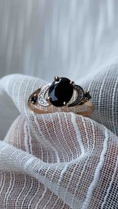 Nhẫn vàng 14KR đính đá chủ Black Spinel và 6 viên kim cương tấm - MOON Jewelry