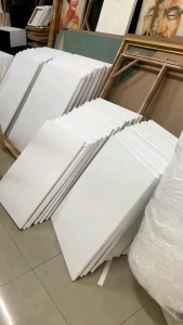 เฟรมผ้าใบวาดรูป แคนวาสแท้ 380 แกรมเคลือบ gesso มาแล้วถึง 4 ชั้น ขนาด 50x100 cm สามารถนำไปวาดรูประบายสีได้โดยไม่ต้องทาสีรองพื้นอีก ไม่กินเนื้อสี ไม่ดูดสี เขียนลื่นเขียนดีมาก มีสีขาว และสีดำ ราคา370 บาท