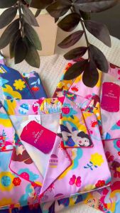 DISNEYชุดนอนผู้ใหญ่ลิขสิทธิ์แท้ ลายเจ้าหญิง แมวมารี stitch ผ้าไหมอิตาลี่ นุ่ม ลื่น เย็นสบาย เนื้อผ้าเนียนละเอียด ใส่สบาย ระบายความร้อน แขนสั้น-ขาสั้น แขนสั้น-ขายาว รอบอก 42-44 นิ้ว เหมาะสำหรับผู้หญิง นเำหนัก 55-70 ส่วนสูง 160-175 cm.