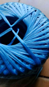 เชือกฟางหนา ม้วนใหญ่ ขนาด 1.5กก. ใช้ผูกต้นทุเรียน โยงกิ่งได้ .ใช้ได้นานราคาถูก