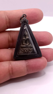 K274 พระสมเด็จ จิตรลดา เนื้อดำ มวลสารแน่น คมชัด ปี 2567 ขนาด 5x3 cm. เลี่ยม กรอบพระ ทรงโบราณ