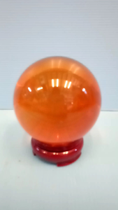 ลูกแก้วกลมสีส้มพร้อมฐานไม้ขนาด8ซม.ลูกแก้วแช่น้ำ ตากแดดไม่ได้ เหมาะสำหรับตั้งไว้ในบ้าน ราคา250บ .