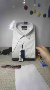 (1N3593)trắng ngắn tay trơn fom regular (rông) có nút cổ.