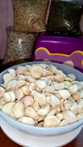 1 kg KEMIRI PECAH  HARGA MURAH KUALITAS PREMIUM DIKEMAS DENGAN KEMASAN ANTI JAMUR MASA SIMPAN 6 BULAN