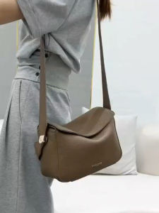 YUNABEE 99165# กระเป๋าแบรนด์แท้ ขนาด 10 นิ้ว ทรง Baguette Roof Bag  กระเป๋าเป็นPUทั้งใบ ดีเทลกระเป๋าครอสบอดี้ทรงขนมปังฝรั่งเศสและทำฝาเปิดปิดด้านบน Designสไตล์มินิมอลสวยสุดหรู ด้านในเรียบหรูสุดๆ💕จะถือหิ้วหรือครอสบอดี้ก็ลงตัว