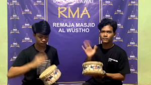 keprak kepak marawis kulit kambing model klasik dengan motif bunga merah dan kuning tali putih ukuran kecil cocok untuk musik tradisional.