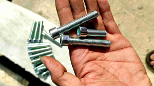 baut L 8 m10 drat kasar pitch 15 panjang 5 cm dan 25 cm baut L8 x 50 L8x25 baut crom krom chrome nikel baut kunci 14 m 10 L 8 baut spion motor kunci 14 BAUT L M10 STAINLESS HEX SOCKET SCREW ANTI KARAT M10X25 50 BAUT L STAINLESS