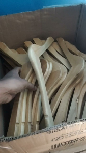 100 pcs hanger kayu tebal warna natural