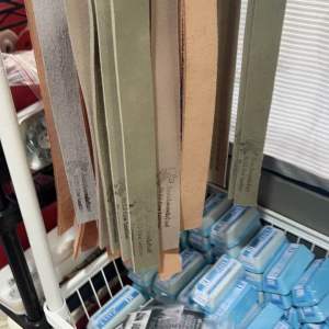 เคเจหนังวัวลับมีดกรีดยางยาว53กว้าง3ซม 1เส้น.แถมฟรีกาวลับมีดกรีดยางเคเจ30กรัมลับมีดได้คมเงาไวได้ยางเยอะ