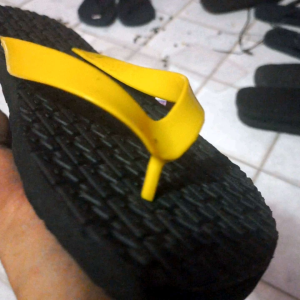 sandal jepit sky rubber hitam kuning