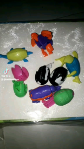 Tuổi thơ_Bộ 8 quả trứng bằng nhựa biến hình thành động vật