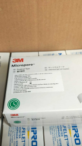 เทปกระดาษสีขาว  ขนาดกว้าง 1/2นิ้ว ยาว 10 หลา กล่องละ 24 ม้วน 3M Micropore Surgical Tape 3 เอ็ม ไมโครพอร์ เซอร์จิคอล เทป เทปอ่อนโยนเอนกประสงค์ เคลือบกาวอะคริลิก เก็บที่อุณหภูมิที่ไม่เกิน 30"C เก็บในที่แห้งและหลีกเลี่ยงแสงแดด