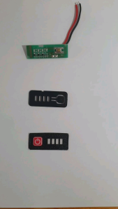 Bộ mạch báo pin Makita 21V 4 LED mạch LED nắp nhựa decal mặt trước kích thước 40mm x 16mm dây điện dài 70mm.