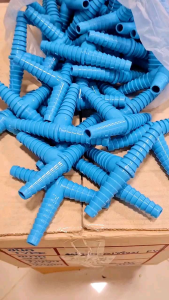 อุปกรณ์ข้อต่อระบบน้ำงานสวน หางปลาไหลสามทางขนาด (1/2"นิ้ว4หุน)สีฟ้าใช้สำหรับ แยกทางน้ำจากสายยางเส้นเดียวออกเป็นสองทาง หรือรวมสายยางสองทางเข้าด้วยกัน เพื่อการรดน้ำหรือจ่ายน้ำในระบบงานสวนแบบแยกจุด.