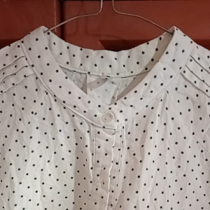 Blouse Polka Preloved: Pilihan Modis & Berkualitas