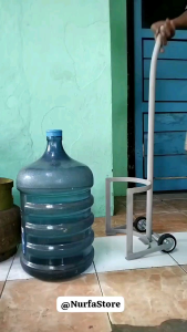 TROLI GALON DAN GAS BESI SERBAGUNA TANPA DIANGKAT\\n\\n Apa Itu Troli Galon & Gas Mudah Digunakan?\\n\\nTroli galon dan gas besi serbaguna adalah alat transportasi yang dirancang khusus untuk memudahkan pengguna dalam membawa galon air dan tabung gas tanpa perlu mengangkatnya. Dengan menggunakan troli ini, Anda dapat menghemat tenaga dan waktu serta menghindari risiko cedera akibat angkat barang berat.\\n\\n Kelebihan Troli Galon & Gas untuk Rumah Tangga\\n\\nBeberapa kelebihan troli galon dan gas untuk rumah tangga antara lain:\\n\\n- **Mudah digunakan:** Troli ini dirancang dengan ergonomis sehingga mudah digunakan oleh siapa saja, termasuk orang tua atau penyandang disabilitas.\\n\\n- **Praktis:** Troli ini dapat membawa lebih dari satu galon air atau tabung gas sekaligus, sehingga Anda tidak perlu melakukan perjalanan berkali-kali untuk membawa semua galon atau tabung gas yang dibutuhkan.\\n\\n- **Tahan lama:** Troli ini terbuat dari bahan yang kuat dan tahan lama, sehingga dapat bertahan lama meskipun digunakan secara rutin.\\n\\n Cara Kerja Troli Galon Tanpa Diangkat\\n\\nTroli galon dan gas serbaguna bekerja dengan cara mengangkat galon atau tabung gas ke dalam keranjang troli yang dilengkapi dengan roda. Dengan demikian, pengguna hanya perlu mendorong troli tersebut untuk membawa galon atau tabung gas ke tempat tujuan. Beberapa troli juga dilengkapi dengan pegangan yang dapat dinaikkan turunkan agar pengguna dapat memposisikan troli sesuai dengan tinggi badannya.\\n\\n Bagaimana Memilih Troli Galon & Gas Serbaguna yang Tepat?\\n\\nBerikut beberapa faktor yang perlu dipertimbangkan saat memilih troli galon dan gas serbaguna:\\n\\n- **Kapasitas:** Pilih troli yang memiliki kapasitas yang cukup untuk membawa galon atau tabung gas yang Anda butuhkan.\\n\\n- **Material:** Pilih troli yang terbuat dari bahan yang kuat dan tahan lama, seperti besi atau baja.\\n\\n- **Desain:** Pilih troli yang memiliki desain ergonomis dan mudah digunakan.\\n\\n- **Harga:** Pilih troli yang sesuai dengan budget Anda.\\n\\n Troli Galon & Gas Terbaik untuk Rumah Tangga\\n\\nBerikut beberapa troli galon dan gas terbaik untuk rumah tangga:\\n\\n- Troli Galon dan Gas Besi Serbaguna Tanpa Diangkat\\n\\n- Troli Galon dan Gas Praktis\\n\\n- Troli Galon dan Gas untuk Rumah Tangga\\n\\n Cara Menggunakan Troli Galon & Gas Serbaguna dengan Efektif\\n\\nBerikut langkah-langkah penggunaan troli galon dan gas serbaguna:\\n\\n1. Pastikan troli sudah dalam kondisi baik dan aman untuk digunakan.\\n\\n2. Angkat galon atau tabung gas ke dalam keranjang troli.\\n\\n3. Dorong troli ke tempat tujuan.\\n\\n4. Jika perlu, gunakan pegangan troli untuk memposisikan troli sesuai dengan tinggi badan Anda.\\n\\nBerikut tips dan trik penggunaan troli galon dan gas serbaguna:\\n\\n- Jangan meletakkan troli di tempat yang licin atau berbahaya.\\n\\n- Jangan mengangkat troli dengan galon atau tabung gas yang terlalu berat.\\n\\n- Jangan meninggalkan troli di tempat umum yang dapat menimbulkan bahaya bagi orang lain.\\n\\n Kesimpulan\\n\\nTroli galon dan gas besi serbaguna adalah alat transportasi yang sangat berguna untuk membawa galon air dan tabung gas tanpa perlu mengangkatnya. Dengan menggunakan troli ini, Anda dapat menghemat tenaga dan waktu serta menghindari risiko cedera akibat angkat barang berat. Pastikan untuk memilih troli yang sesuai dengan kebutuhan Anda dan selalu gunakan troli dengan aman dan tepat.\n}