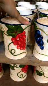 Hủ đựng bánh kẹo cho TẾT cổ điển 3D hình quả nho đỏ Kitchen Canister red Grapes with Lid.