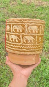 กระติ๊บใส่ข้าวเหนียว ใบใหญ่ รุ่นงานสานละเอียดสานลายไทยคละลาย