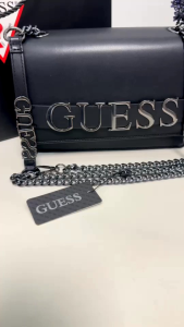 กระเป๋าสะพายข้าง Guess คอมโบ งานแท้outlet ขนาด 8.5 นิ้ว  มี 1 สี : ดำ  อุปกรณ์ : ถุงผ้า ป้ายแบรนด์