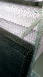 (khổ 50 x 1m) tấm lưới ô vuông(3cm) (5cm) hai màu trắng đen dùng để treo đồ  làm lồng cũi Decor...