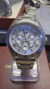 Đồng hồ nam hiệu TOMY HIFIGER QUARTZ size 40mm chạy full 3 cốt 6 kim 2 lịch kim 24h đáy ép chống nước 3atm  vỏ và dây chất liệu thép không gỉkhóa zindây dài 175cmhình thức sản phẩm có xước nhẹ kính và khung máy