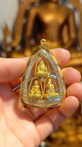 【最美三佛合一佛牌】 ⛩️ 古巴诺伊大师加持 · 超强招财法相 水财神💧+希瓦里佛🥢+善加财佛💰 三位圣佛合一