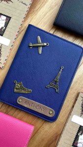 Cover passport màu xanh simple custom theo yêu cầu. Miễn phí khắc tên free 3 charm màu đẹp.