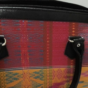 Tas pesta wanita bahan ulos