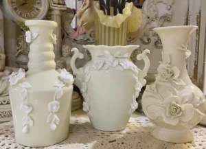 Bình gốm trắng đục hoa nổi theo phonh cách cổ điển trang trí nhà cửa -Opaque white ceramic vase with embossed flowers in classic style home decoration