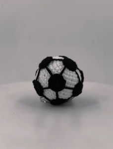 Móc khóa bóng đá đan len thủ công – Phụ kiện độc đáo cho fan bóng đá