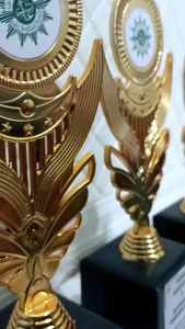 Piala Kejuaraan Lomba Satu Set Tiga Trophy Ukuran Sama
