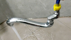Cần mềm thay thế bao gồm khỉu nối phù hợp với vòi rửa bát nóng lạnh cắm tường