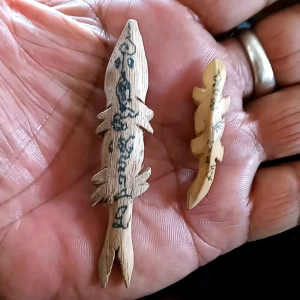 จิ้งจกมหาลาภ เนื้อไม้แกะสลัก เป็นเครื่องรางมหาโชคมหาลาภนะครับ ได้ทั้ง 2 ชิ้นเลย