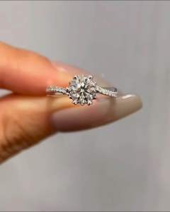 แหวนเพชรโมอีส—รุ่น Floral ขนาด 1 กะรัต ตัวเรือนเงิน92.5% ชุบทองคำขาว พร้อมใบเซอร์