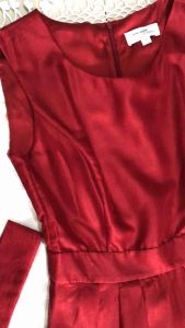 ชุดเดรสแขนกุด ชุดราตรีสีแดงผู้หญิง มีซับในพร้อมผ้าคาดเอวสำหรับผูกโบ